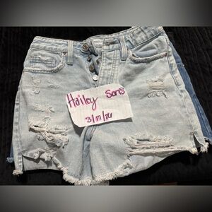 Distressed High Waisted Light Blue Denim Mom Shorts
PACSUN SIZE 26